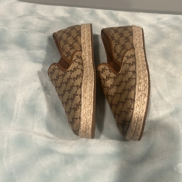 MK Brand New tan slip ons size 6.5 - Picture 2 of 4